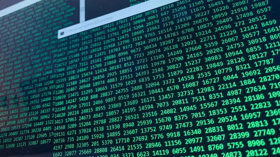 Un bureau de travail élégant mettant en avant des appareils Apple : iMac, MacBook et iPad.